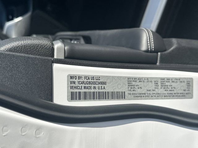 New 2025 Jeep Grand Cherokee Limited w/ Black Appearance Package image 28