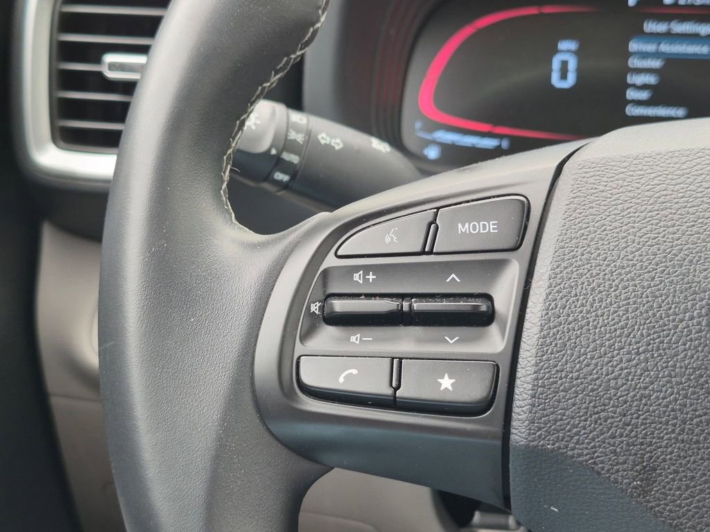 Used 2025 Hyundai Venue SEL FWD image 15