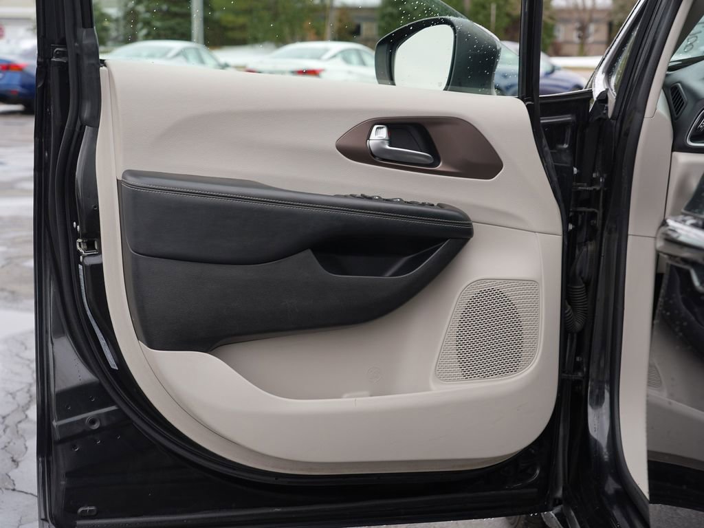 Used 2020 Chrysler Voyager LX FWD image 14