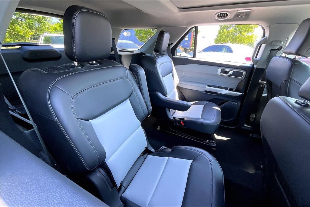 Used 2024 Ford Explorer XLT w/ Equipment Group 202A AWD/4WD image 29