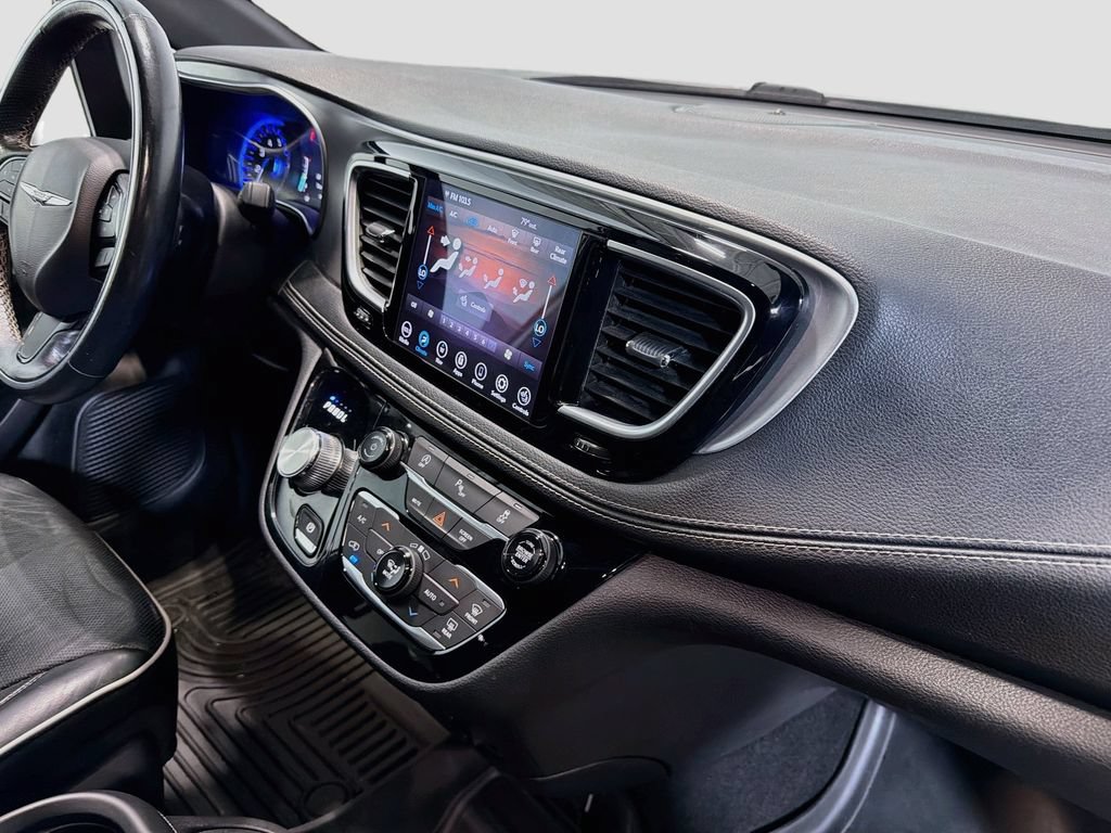 Used 2019 Chrysler Pacifica Limited w/ S Appearance Package FWD image 30