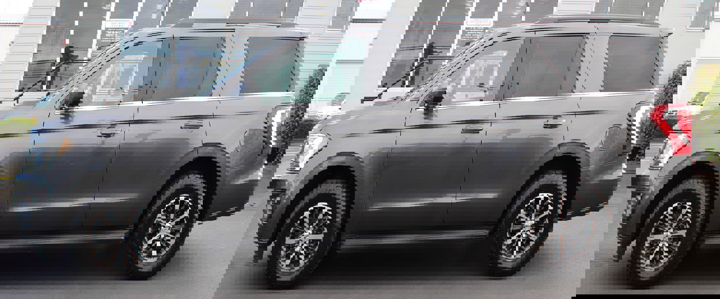 Used 2021 Ford Expedition XLT image 3