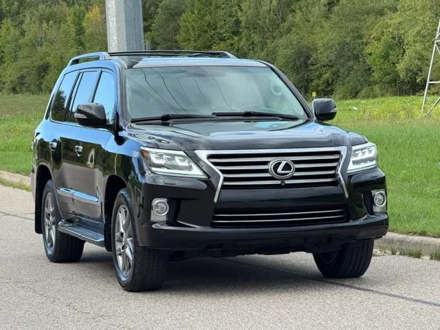 Used 2013 Lexus LX 570 4WD w/ Luxury Pkg image 4