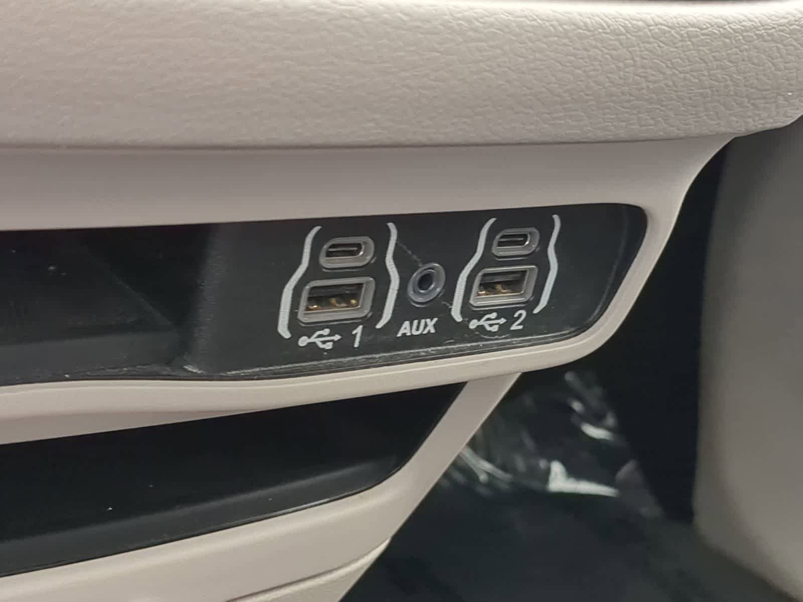 Used 2024 Chrysler Pacifica Touring-L FWD image 29
