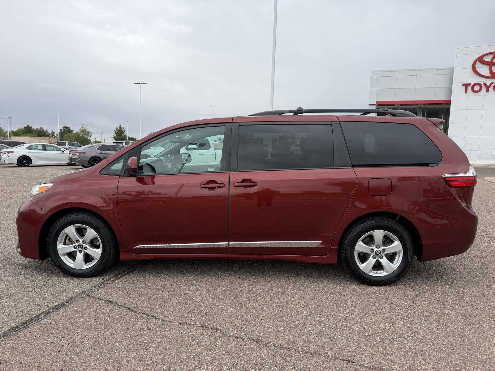 Used 2018 Toyota Sienna LE w/ Carpet Mat Package FWD image 3