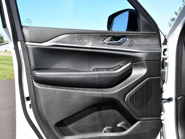 Used 2025 Jeep Grand Cherokee Limited w/ Black Appearance Package image 9