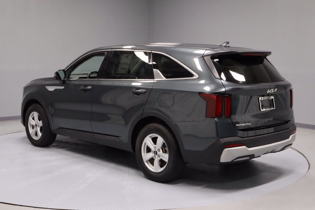 Used 2025 Kia Sorento LX FWD image 9