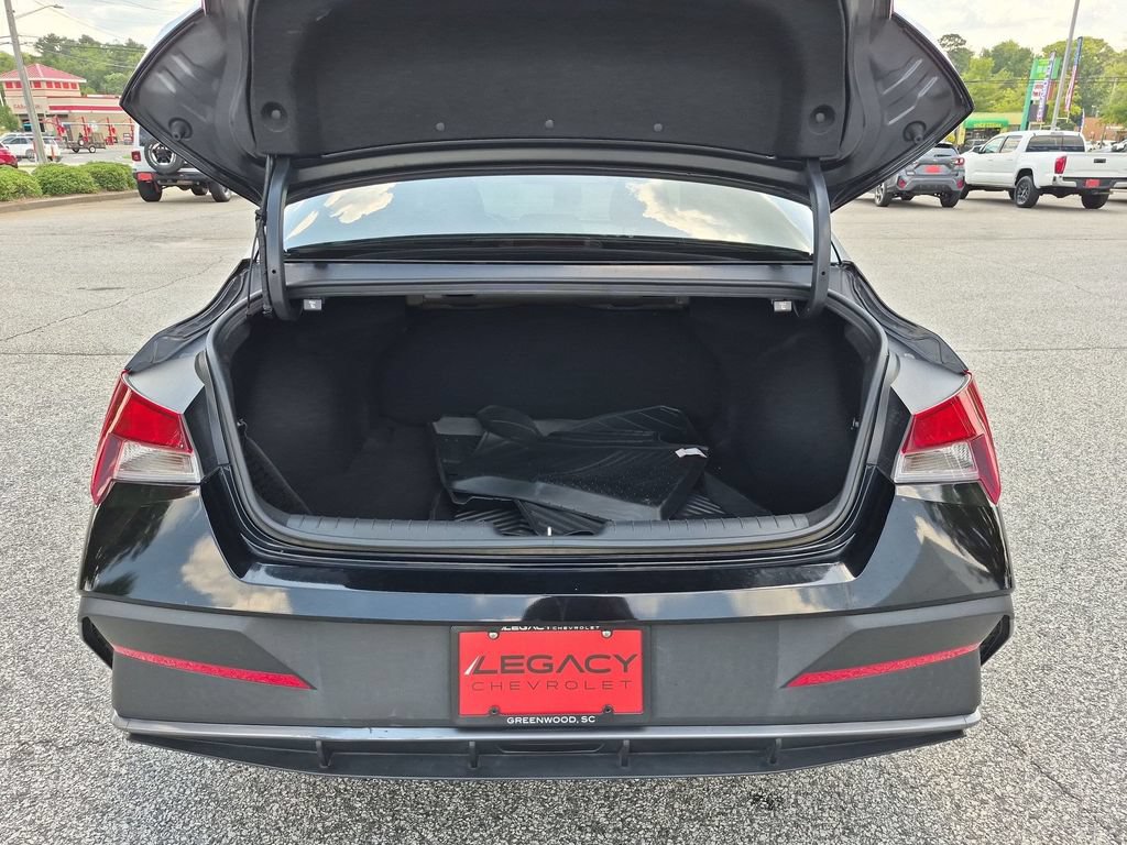 Used 2025 Hyundai Elantra SE FWD image 29