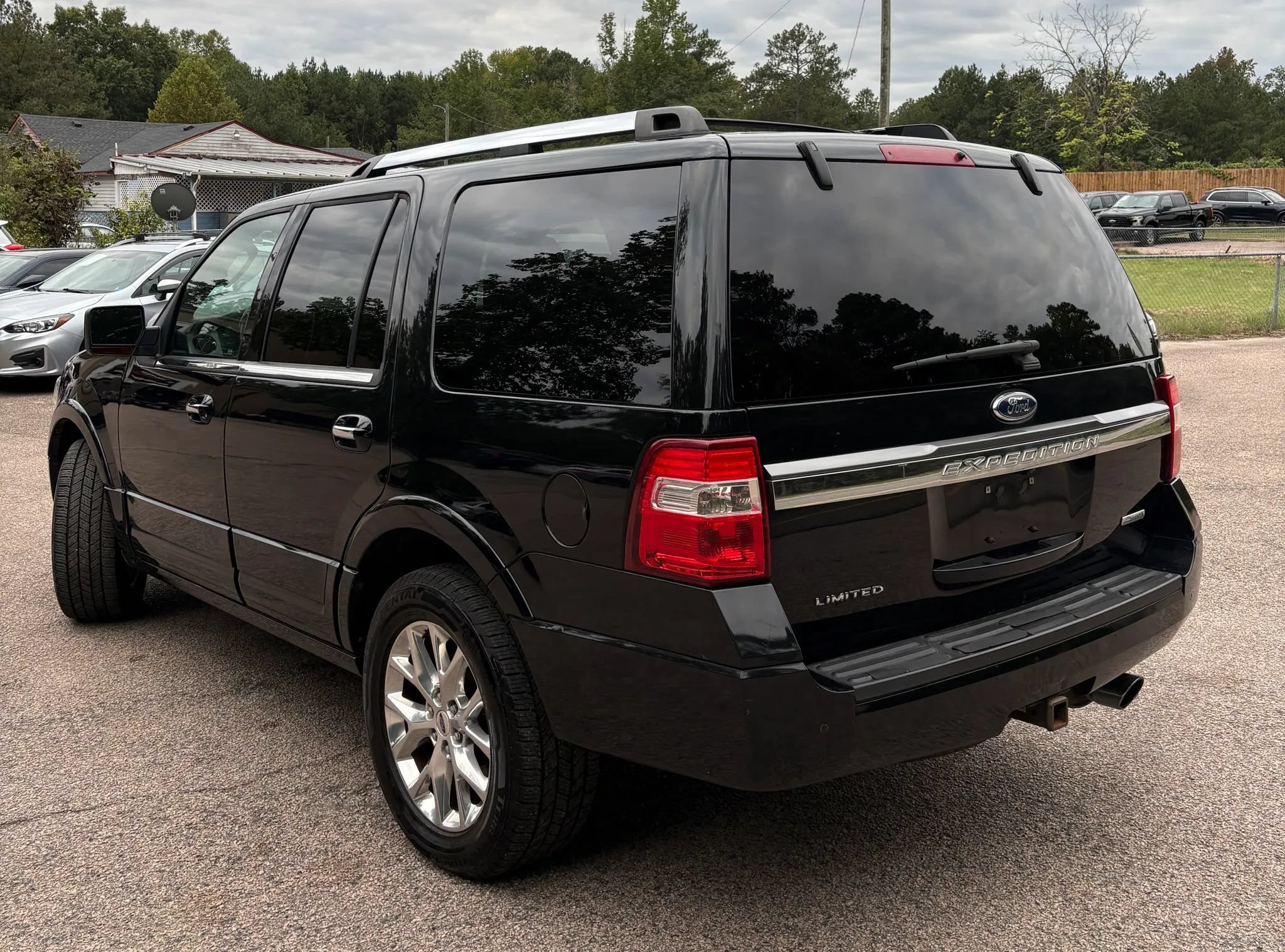Used 2016 Ford Expedition Limited w/ Equipment Group 301A AWD/4WD image 4