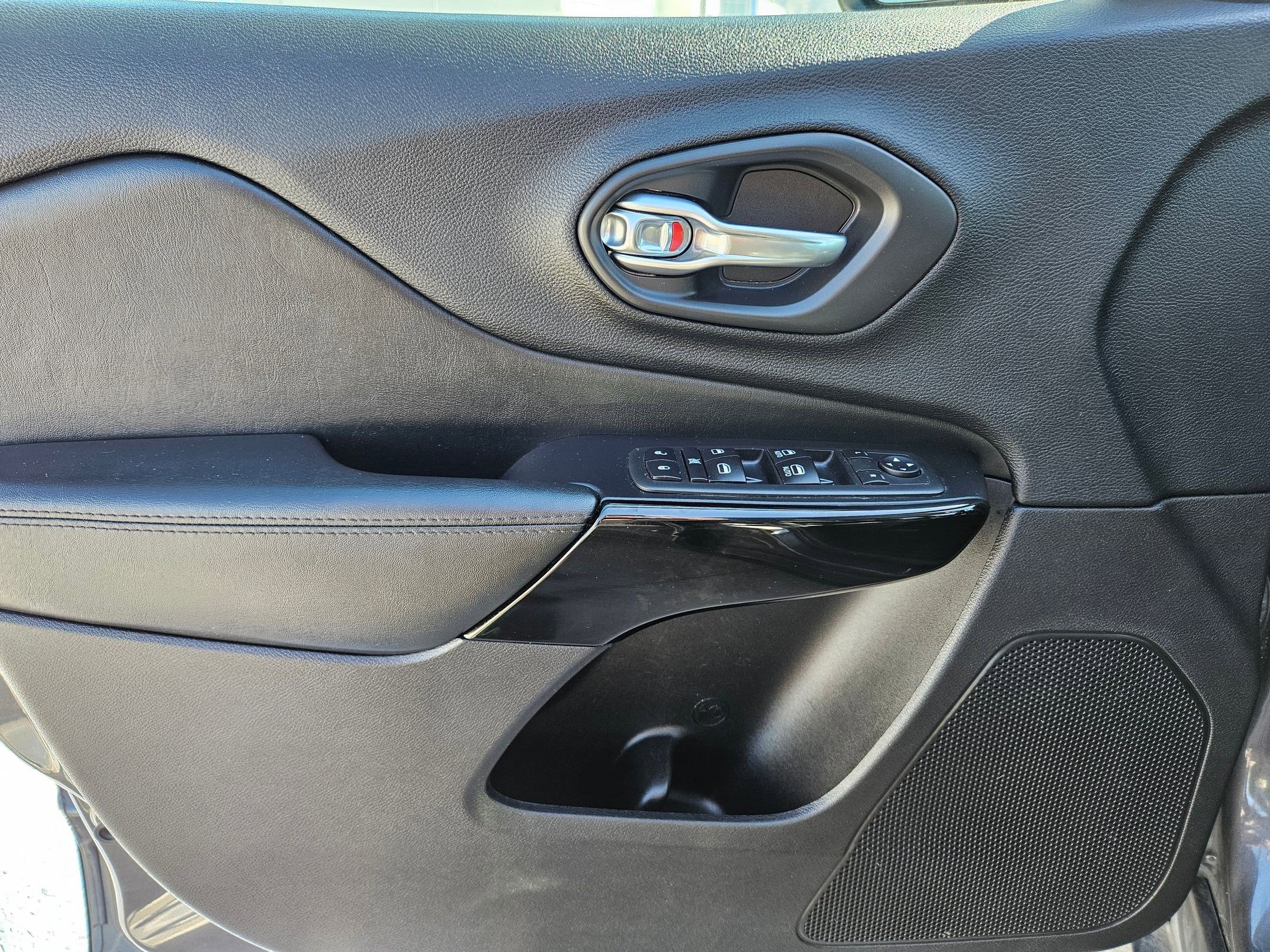 Used 2020 Jeep Cherokee Latitude Plus w/ Cold Weather Group AWD/4WD image 14