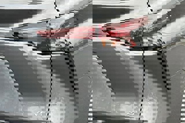 Used 2025 Toyota Sienna XLE w/ XLE Plus Package image 32