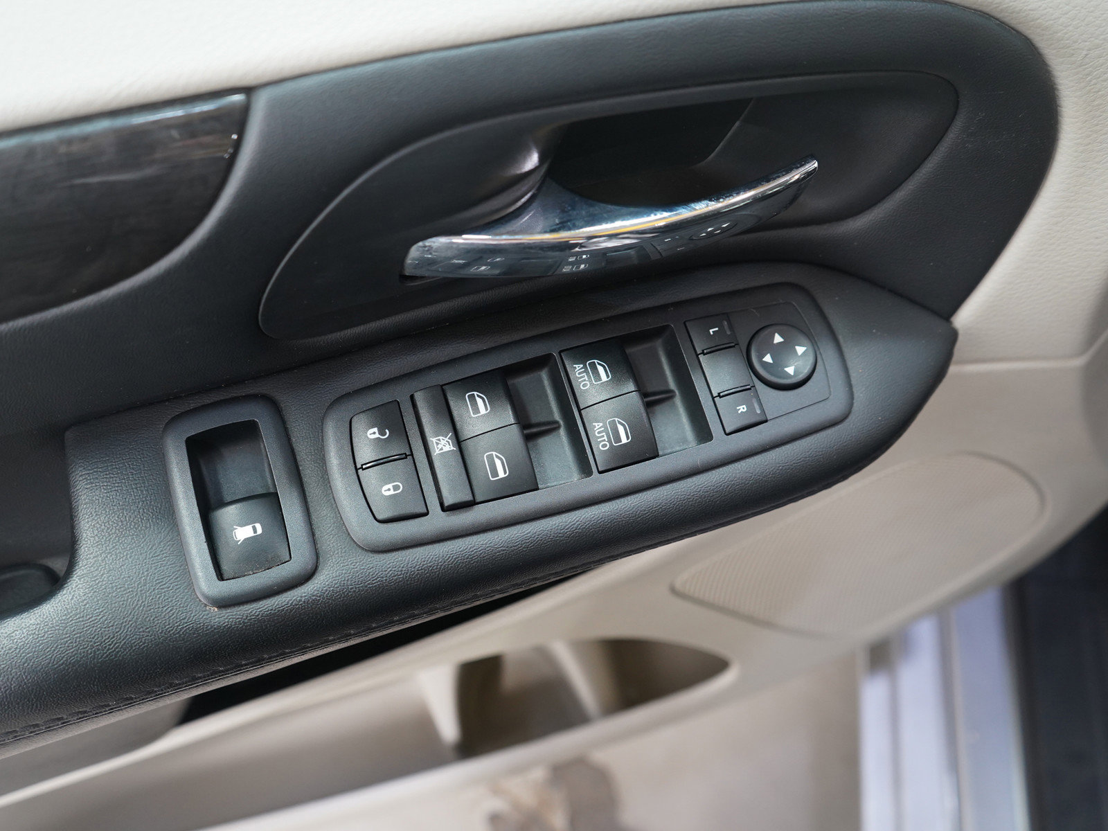 Used 2018 Dodge Grand Caravan SE w/ Rear Park Assist Package image 24