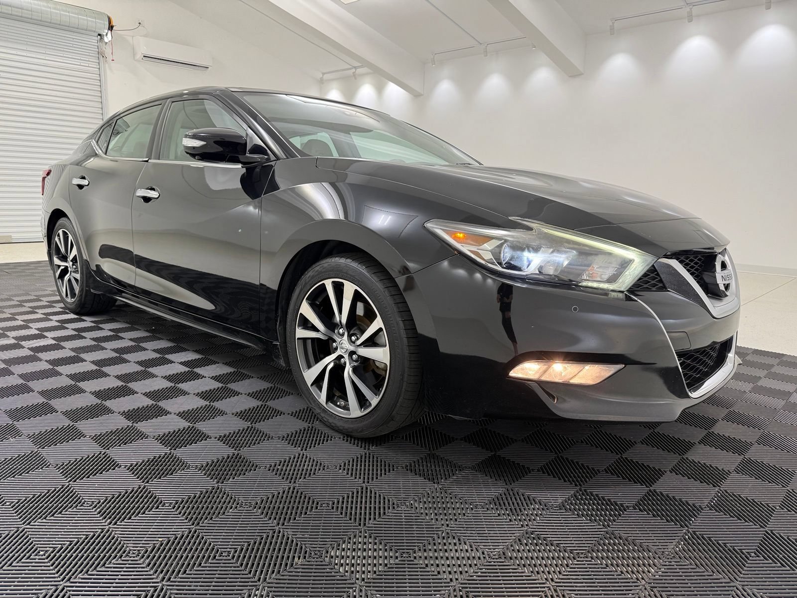 Used 2017 Nissan Maxima Platinum w/ Interior Lighting Package FWD image 1