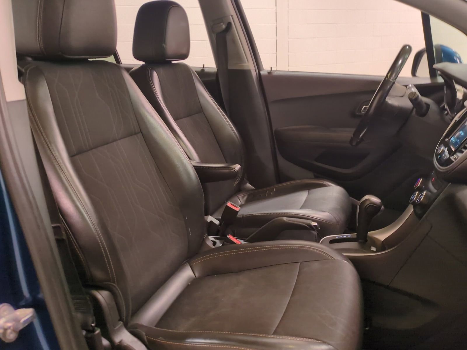 Used 2019 Chevrolet Trax LT w/ LT Convenience Package image 11