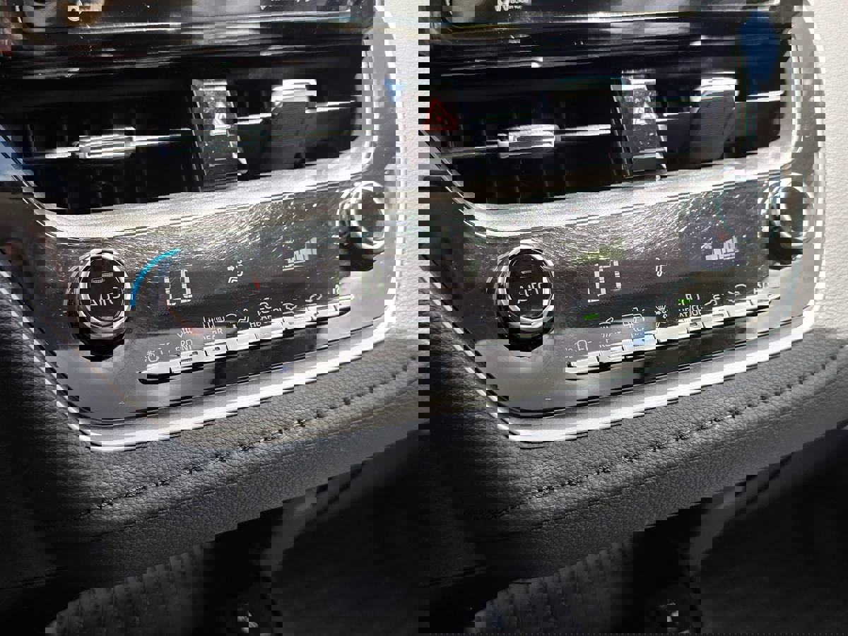 Used 2020 Toyota Corolla XLE FWD image 34