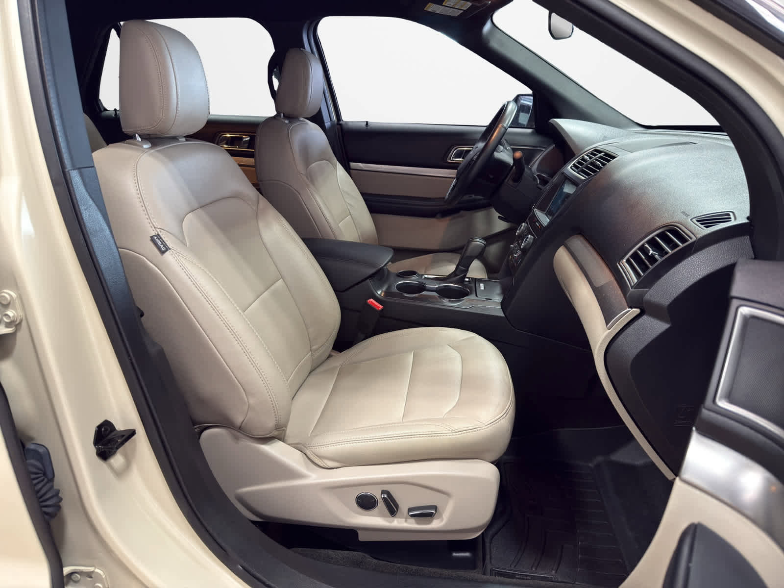 Used 2018 Ford Explorer XLT w/ Equipment Group 202A image 28