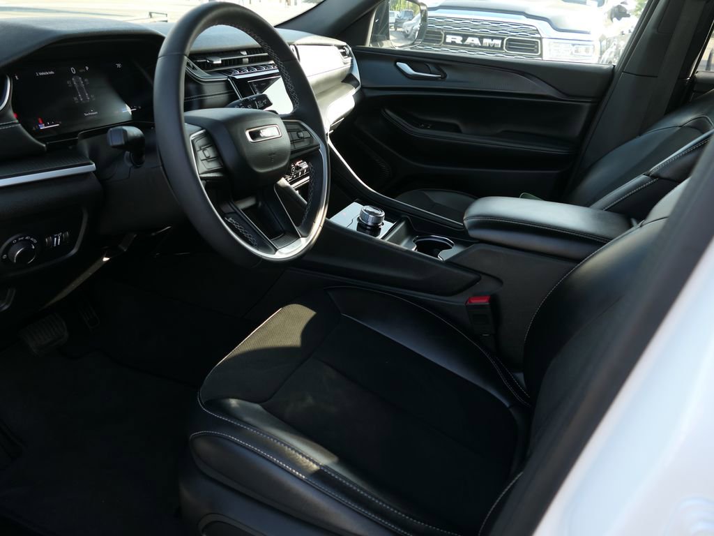 Used 2023 Jeep Grand Cherokee Altitude image 9