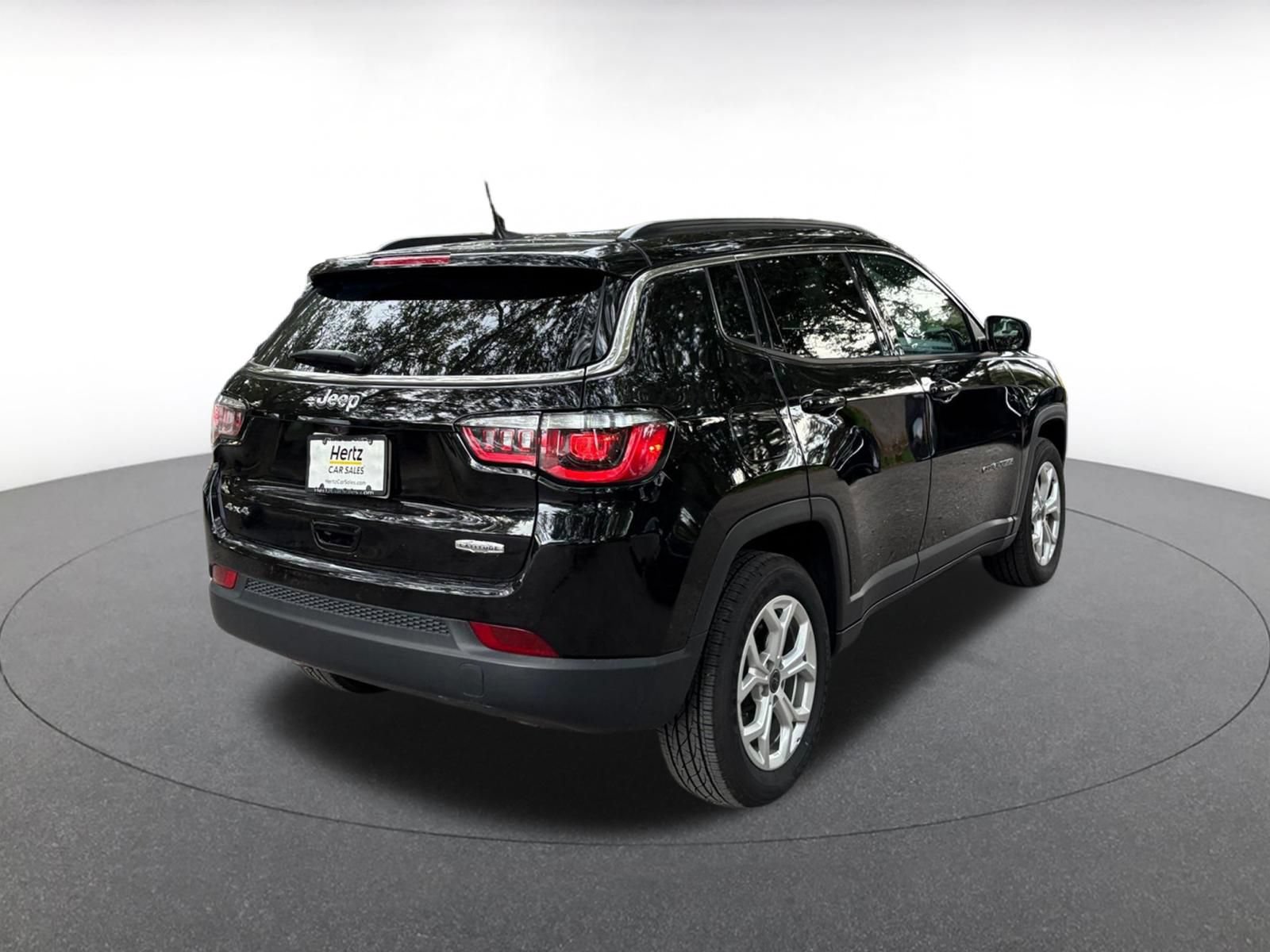 Used 2025 Jeep Compass Latitude AWD/4WD image 7