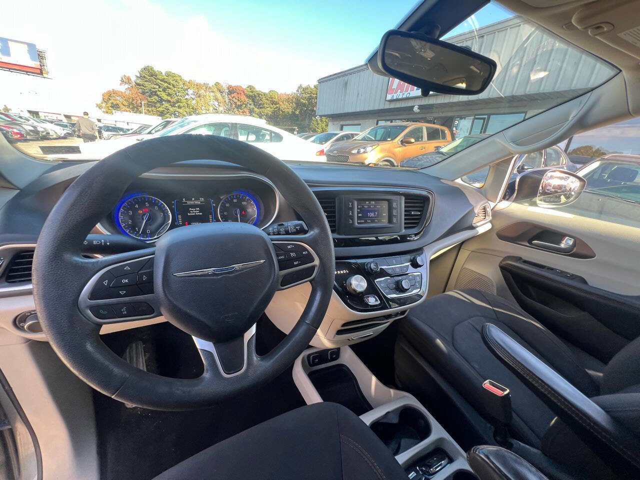 Used 2017 Chrysler Pacifica Touring FWD image 20