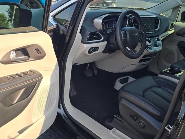 Used 2024 Chrysler Pacifica Touring-L FWD image 9