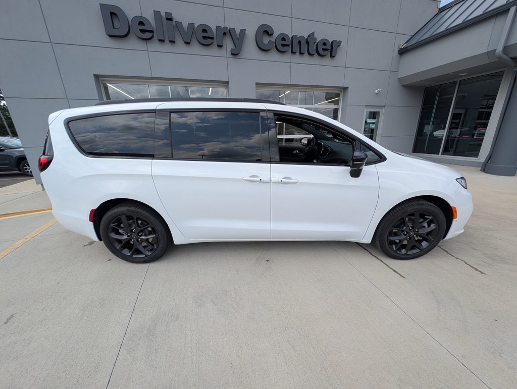 New 2026 Chrysler Pacifica Limited image 4