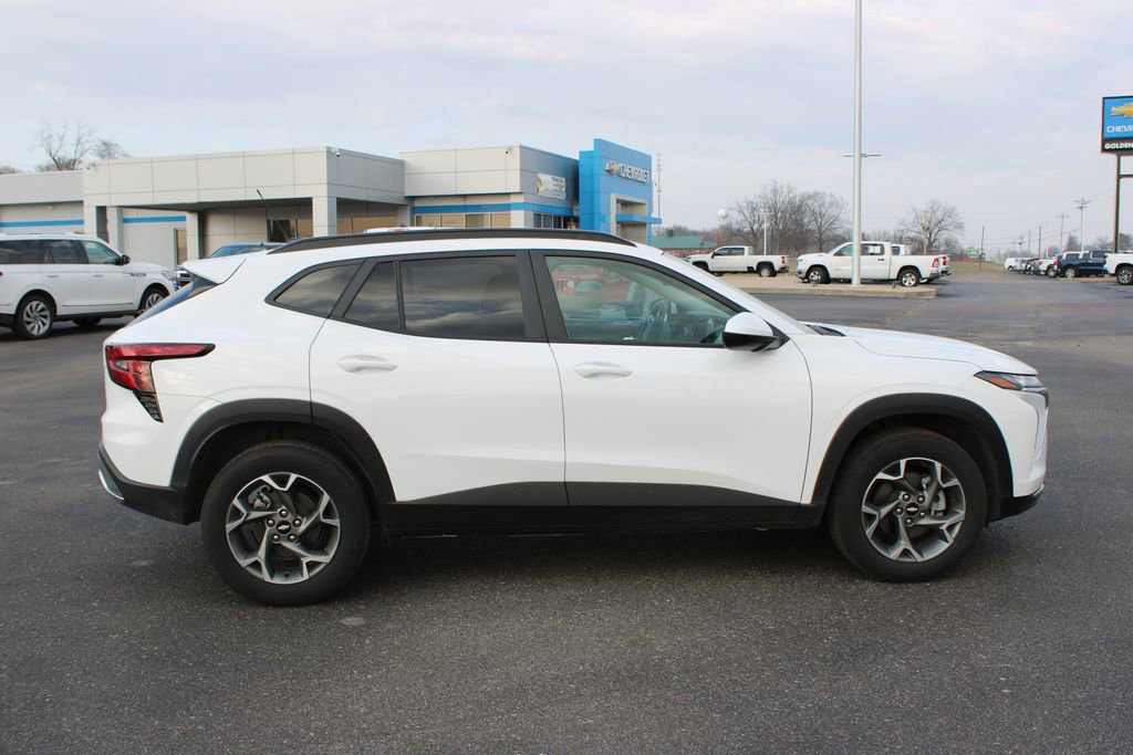 Used 2025 Chevrolet Trax LT w/ LT Convenience Package image 11