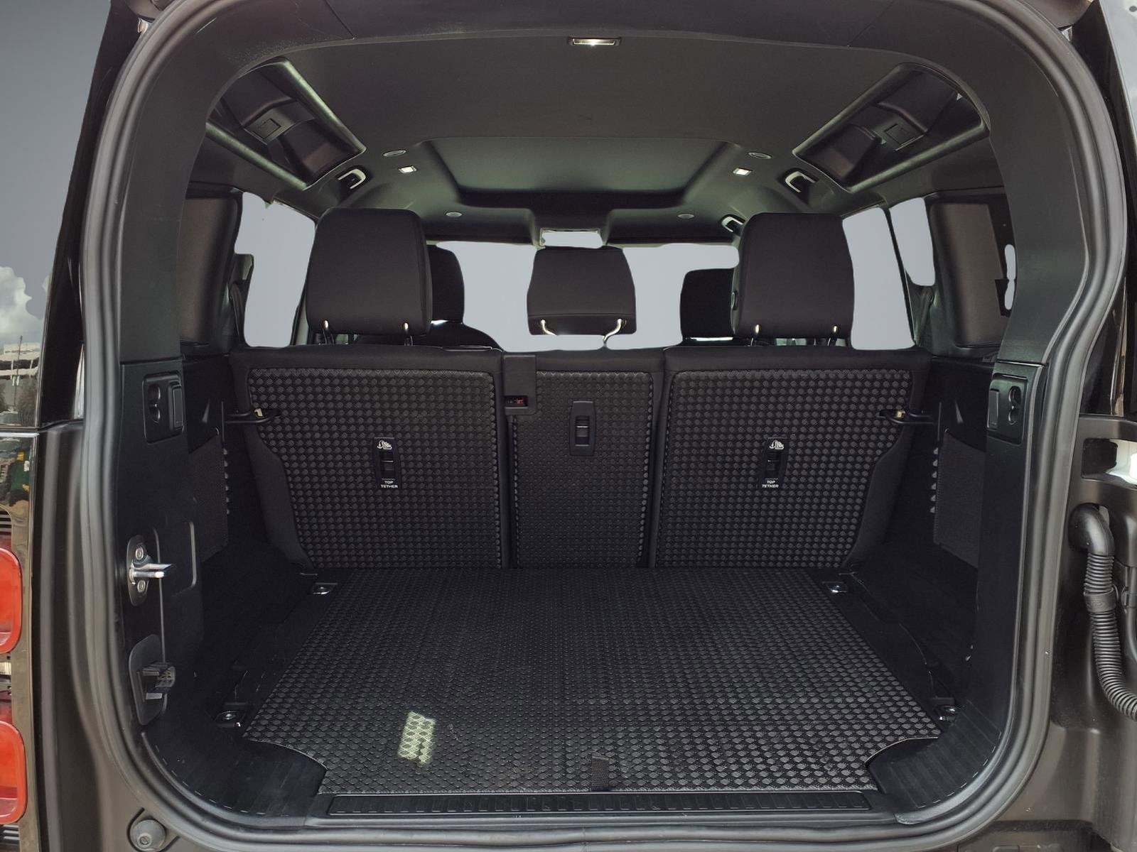 Used 2025 Land Rover Defender 110 S image 11