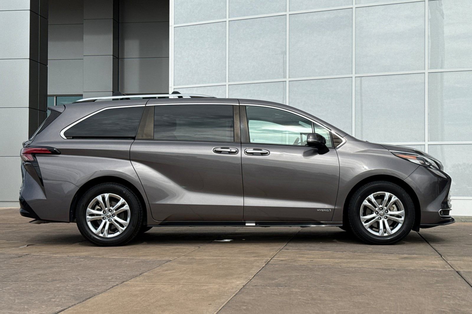 Certified 2021 Toyota Sienna Platinum image 3