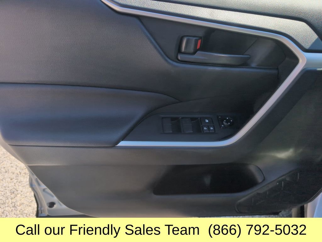 Used 2021 Toyota RAV4 SE image 11