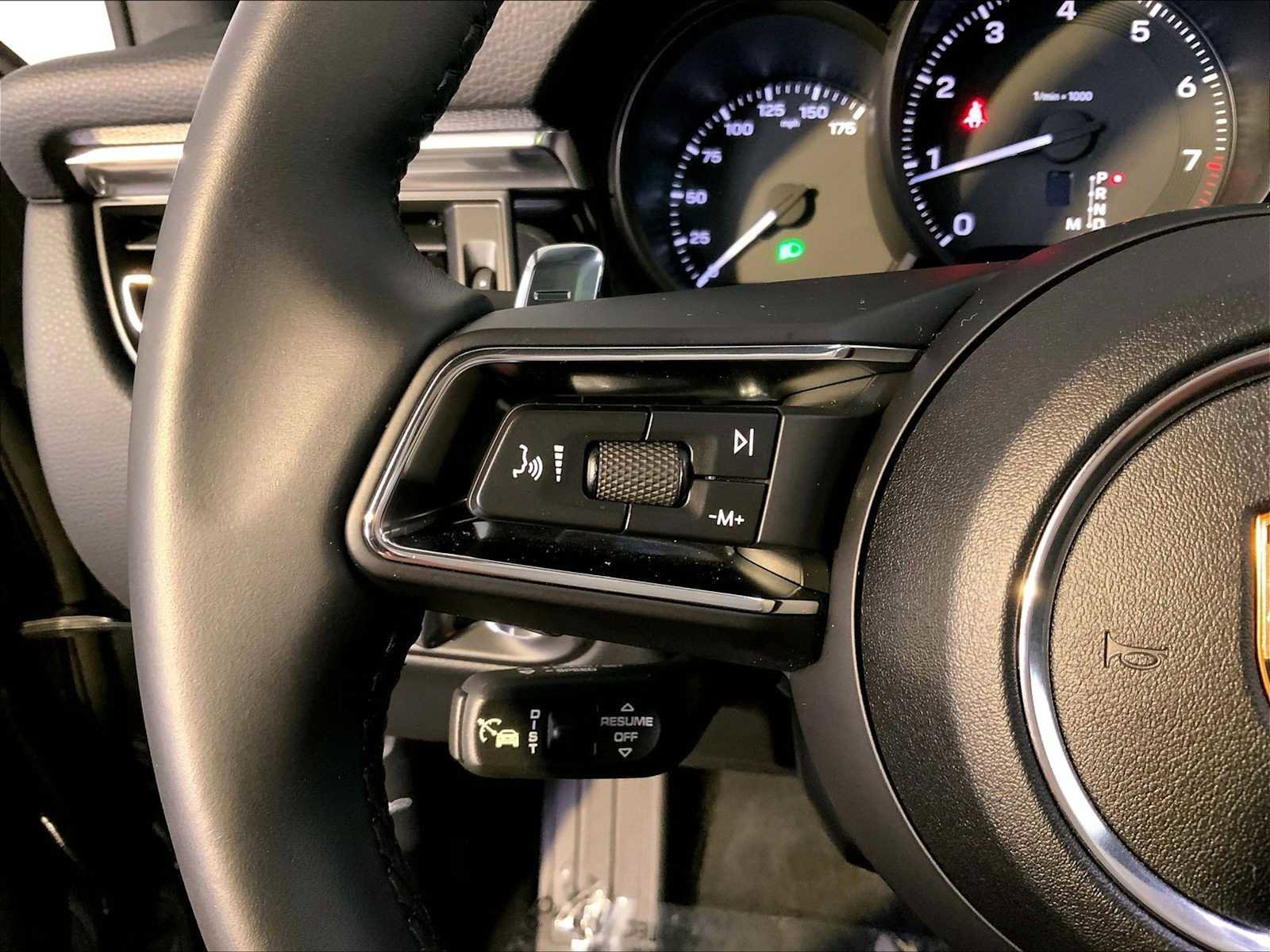 Certified 2025 Porsche Macan image 27