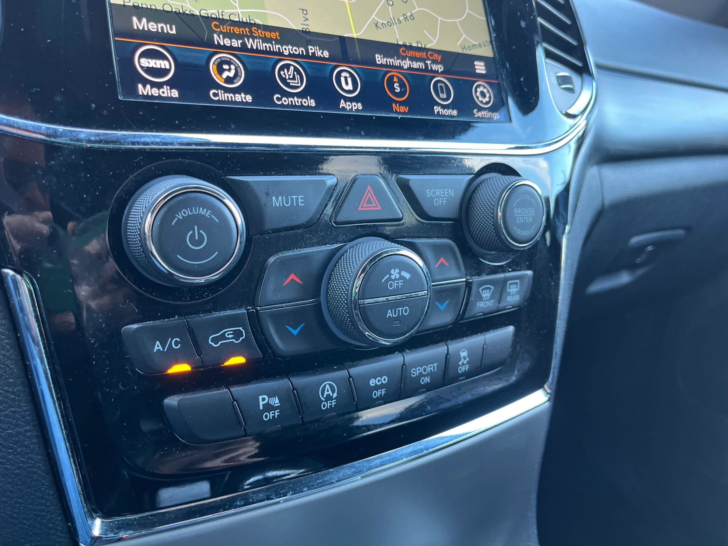 Used 2021 Jeep Grand Cherokee Laredo X image 21