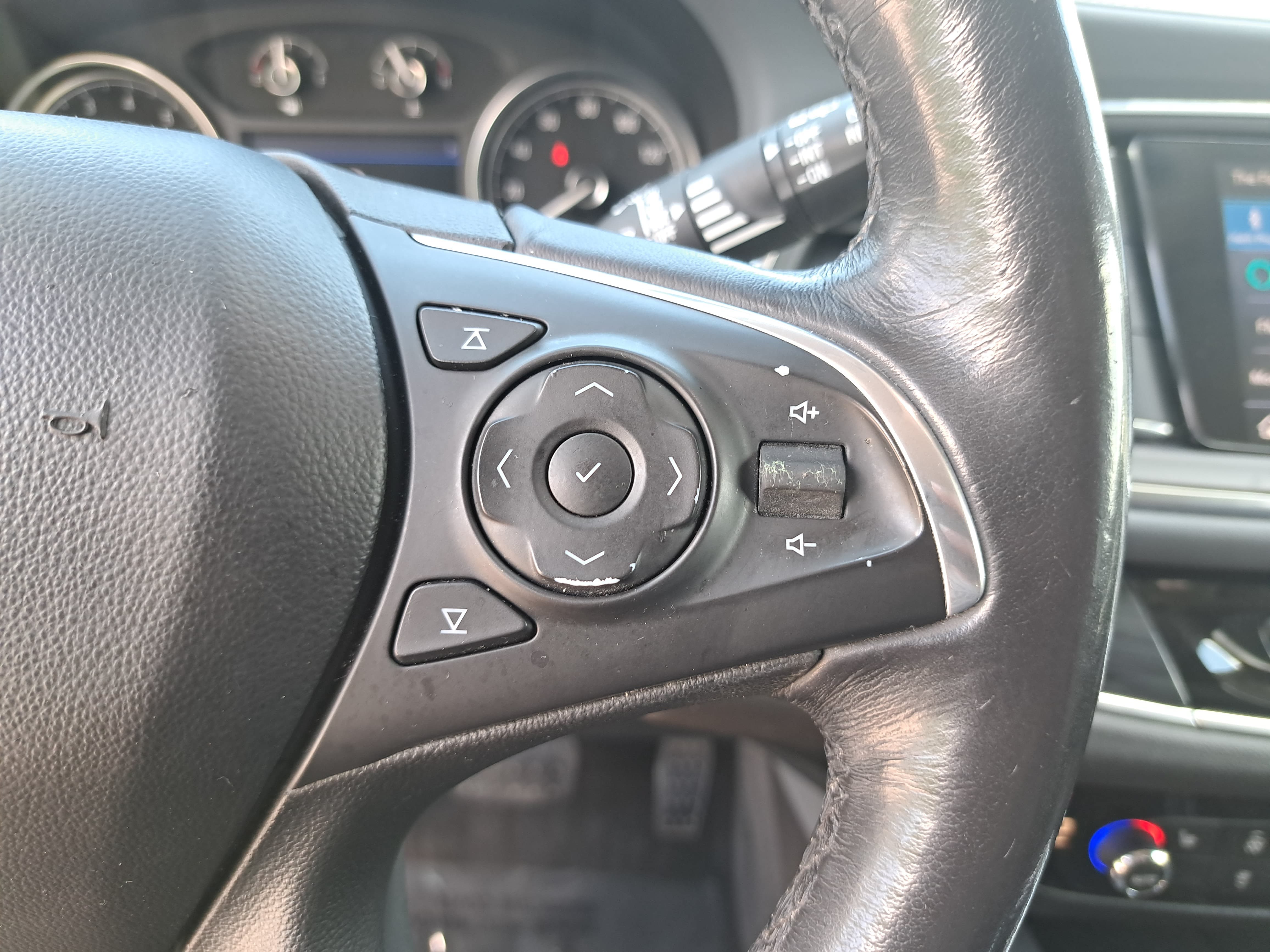 Used 2020 Buick Enclave Essence w/ Sound and Sites Package AWD/4WD image 19