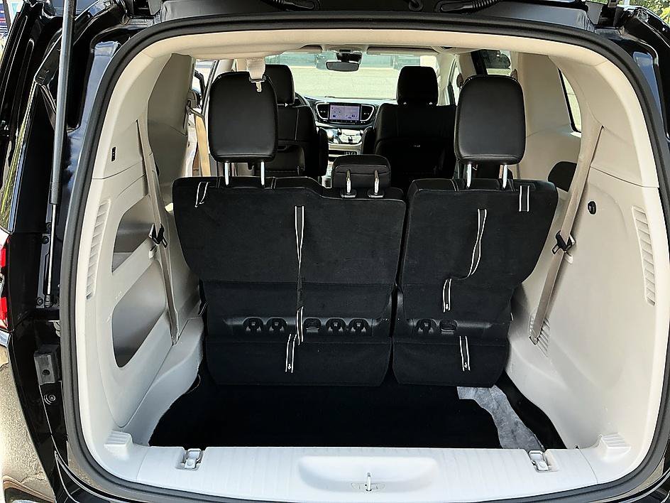 Used 2024 Chrysler Pacifica Touring-L FWD image 25