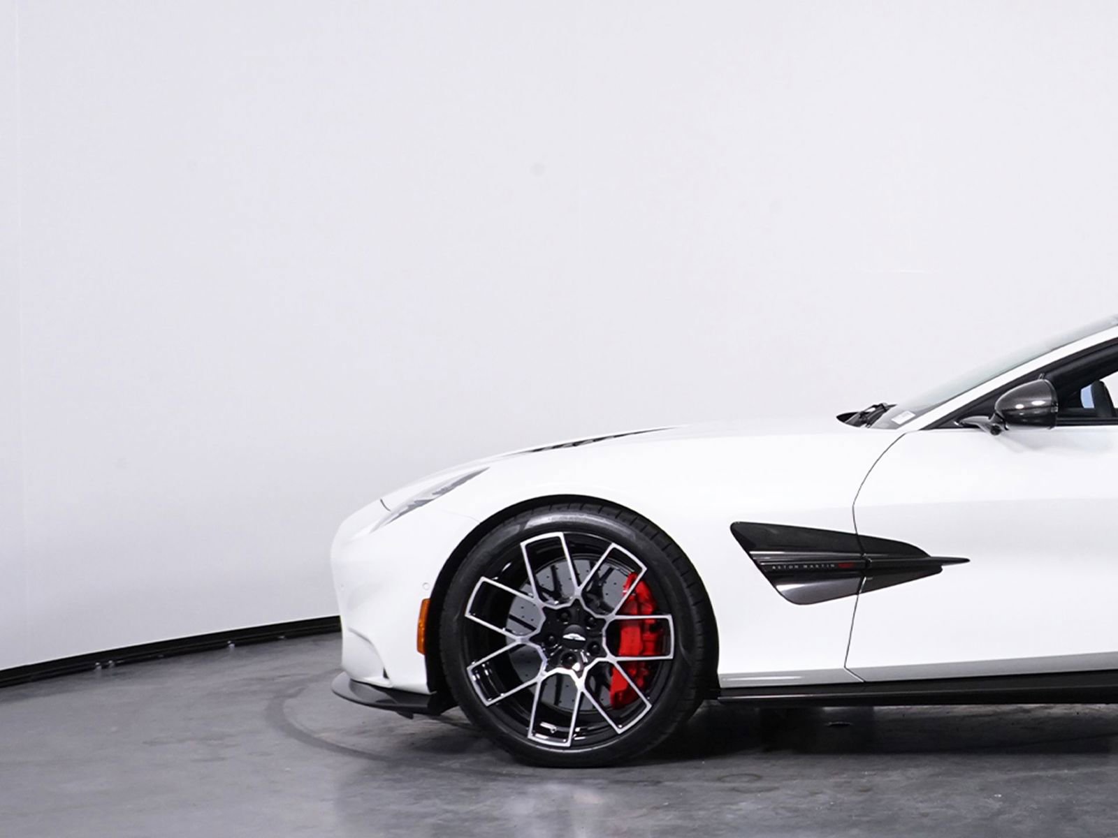 Used 2025 Aston Martin Vanquish image 12
