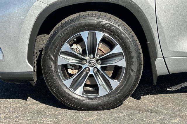 Used 2021 Toyota Highlander XLE FWD image 28
