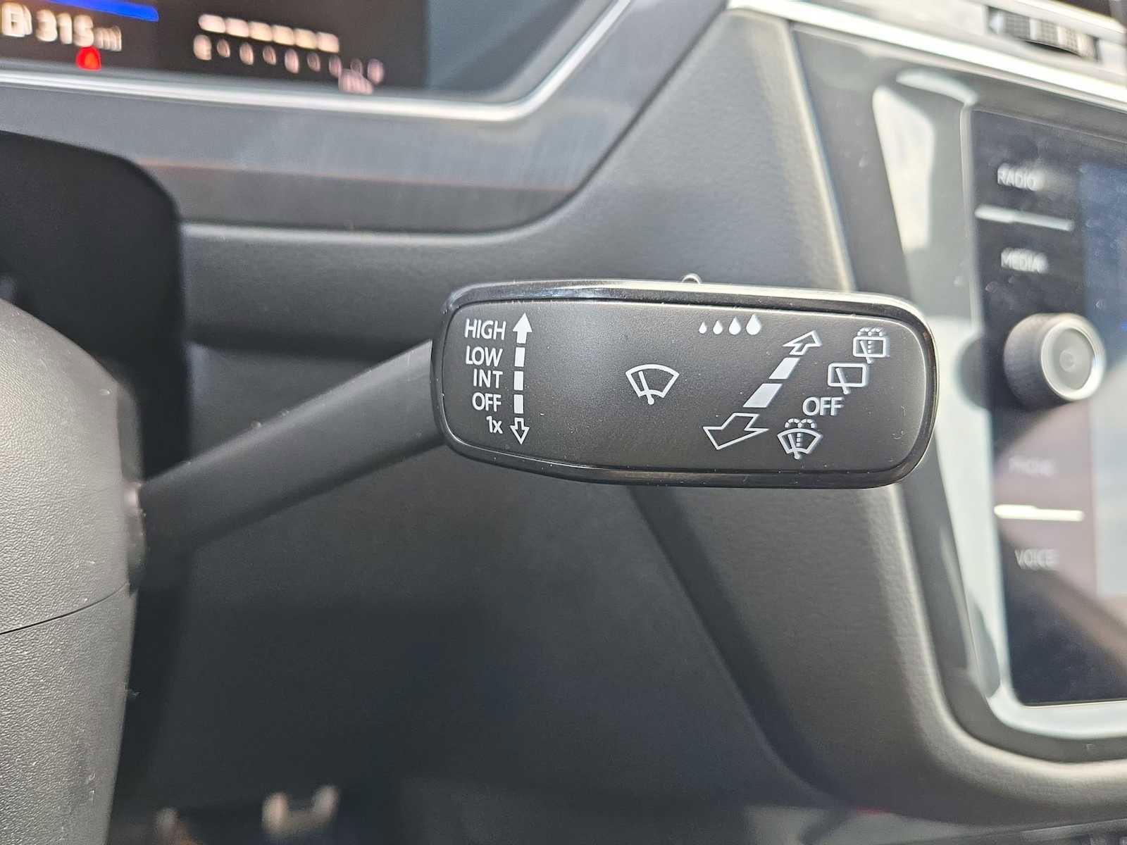 Used 2023 Volkswagen Tiguan SE R-Line image 32