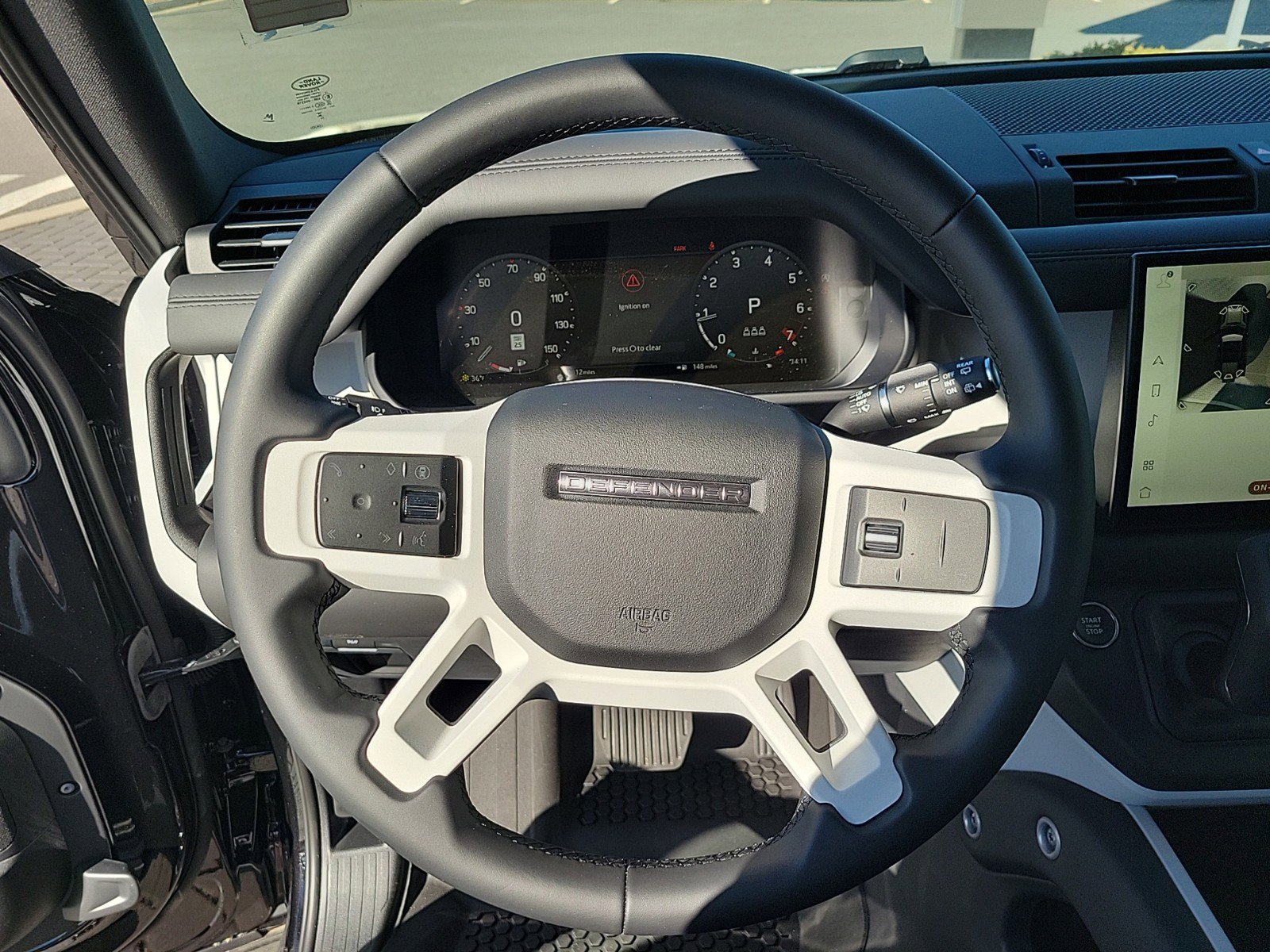 Used 2025 Land Rover Defender 110 X-Dynamic SE AWD/4WD image 28