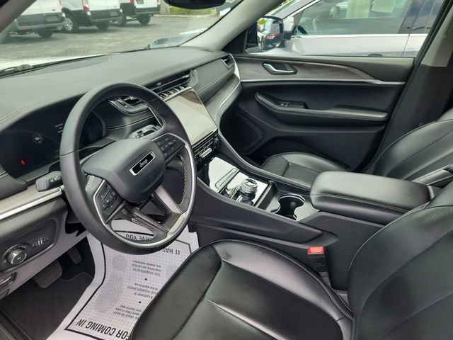 Used 2024 Jeep Grand Cherokee Limited w/ Black Appearance Package AWD/4WD image 17