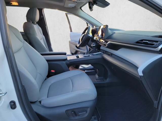 Used 2026 Toyota Sienna XLE FWD image 25