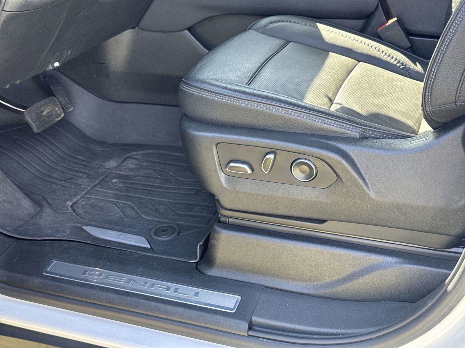 Used 2023 GMC Yukon Denali w/ Denali Reserve Package image 17