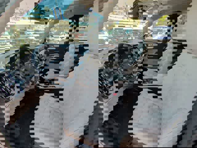 Used 2021 Volvo XC40 T5 Momentum w/ Protection Package Premier image 2