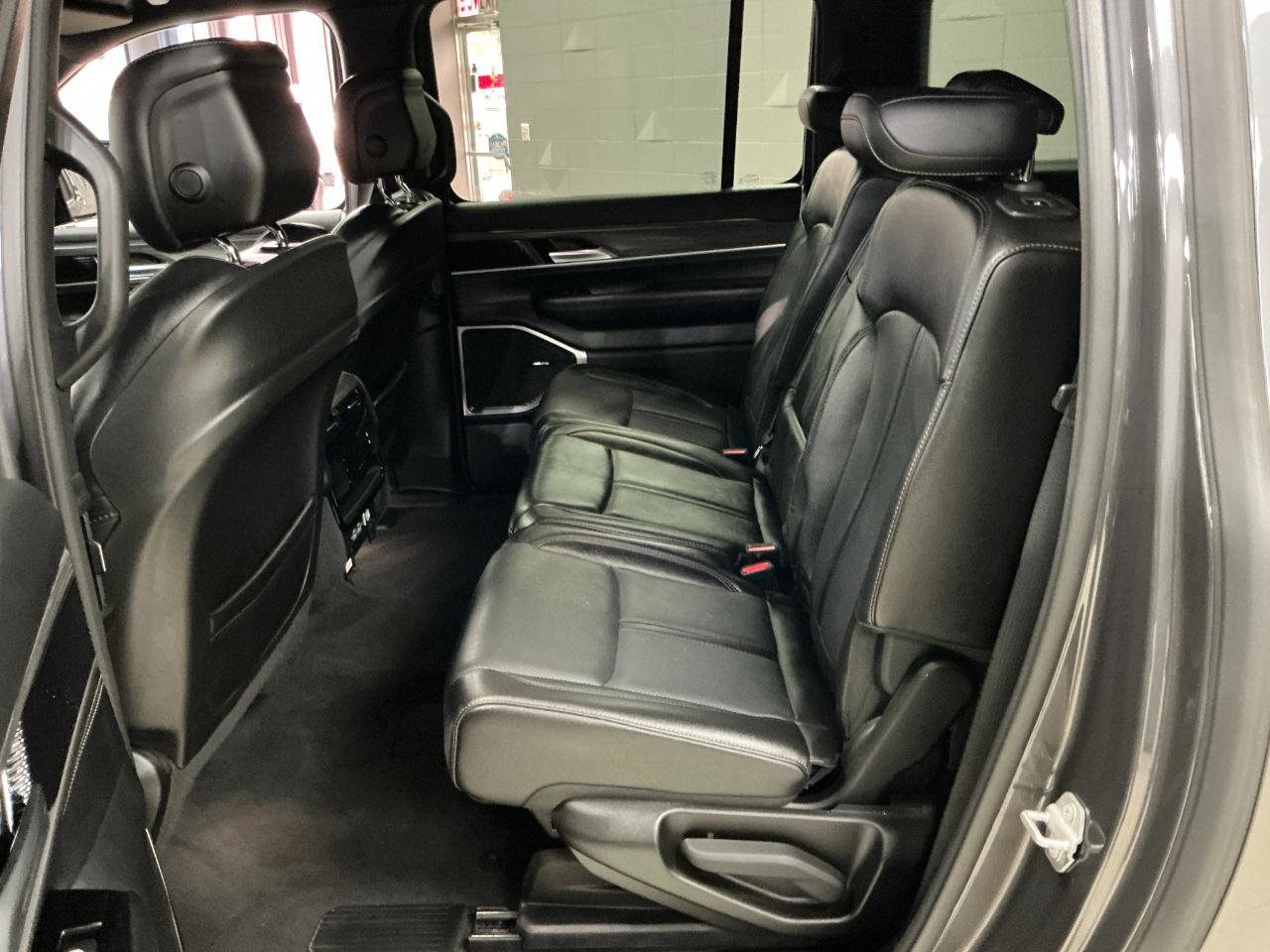 Used 2024 Jeep Wagoneer L Series II w/ Flexible Seating Group AWD/4WD image 22