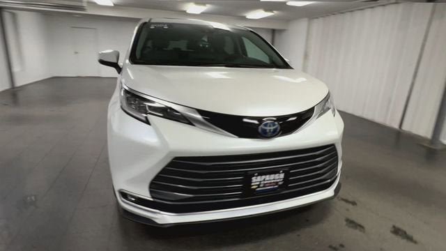 Used 2024 Toyota Sienna Limited AWD/4WD image 3