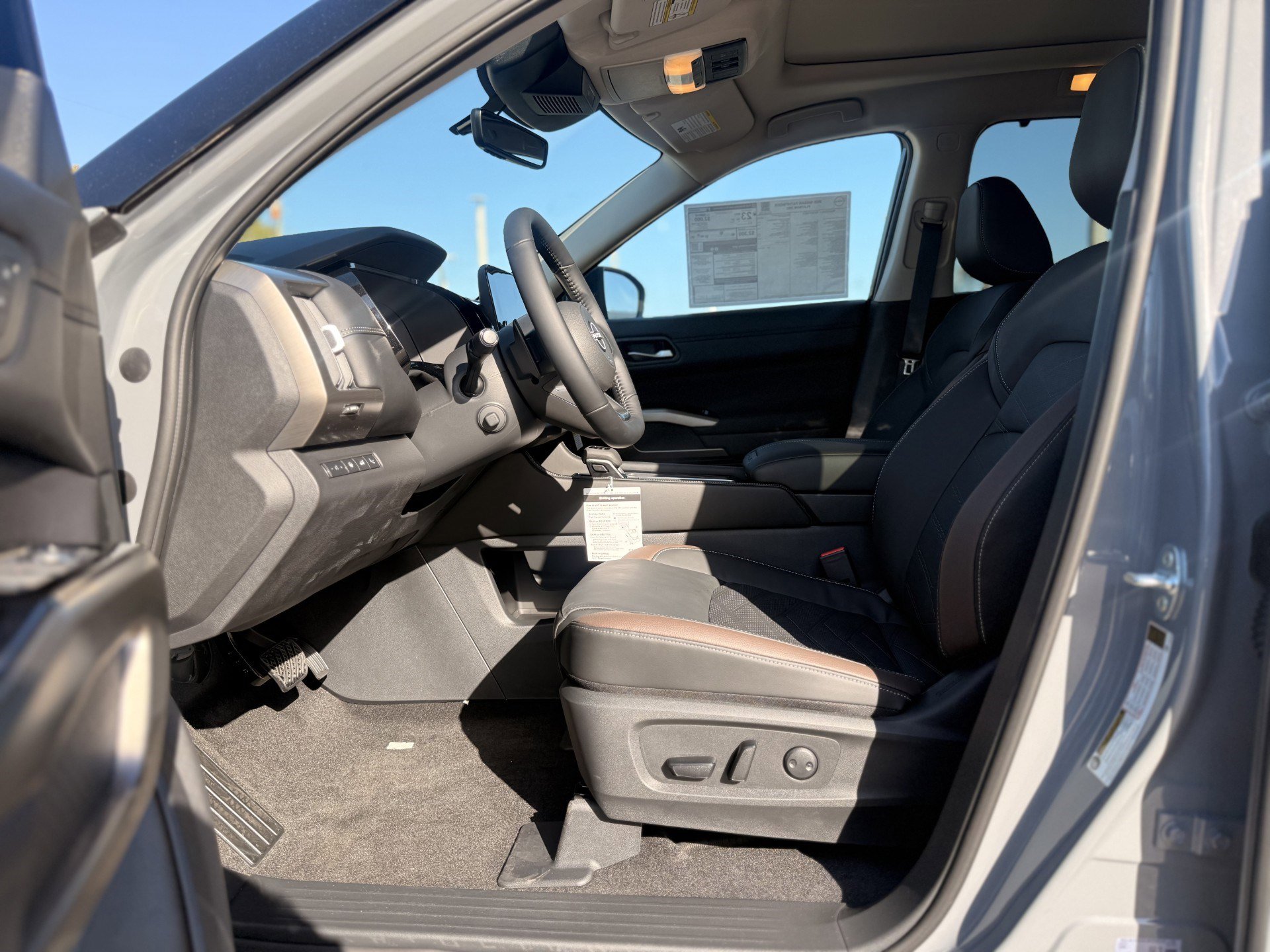 New 2025 Nissan Pathfinder Platinum image 6