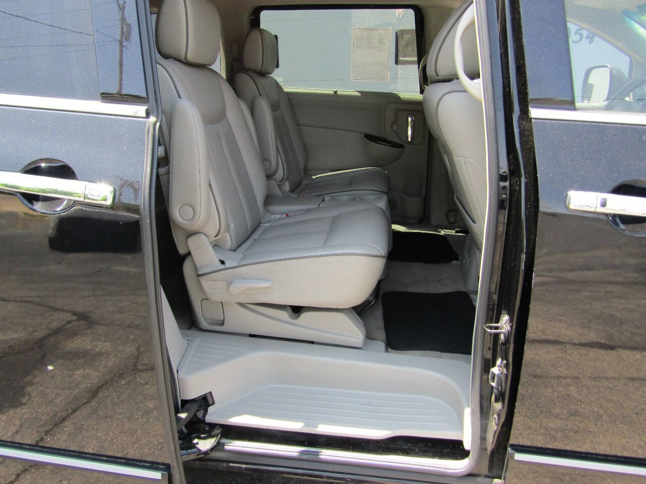 Used 2015 Nissan Quest Platinum FWD image 11