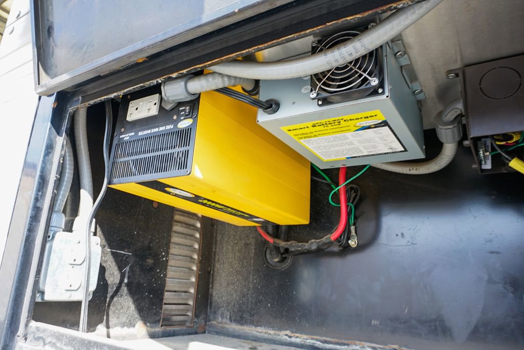 Used 2015 Ford F550 2WD Regular Cab Super Duty image 27