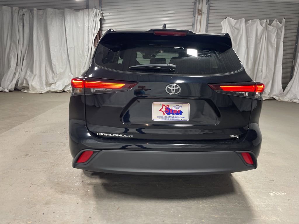 Used 2024 Toyota Highlander XLE image 6