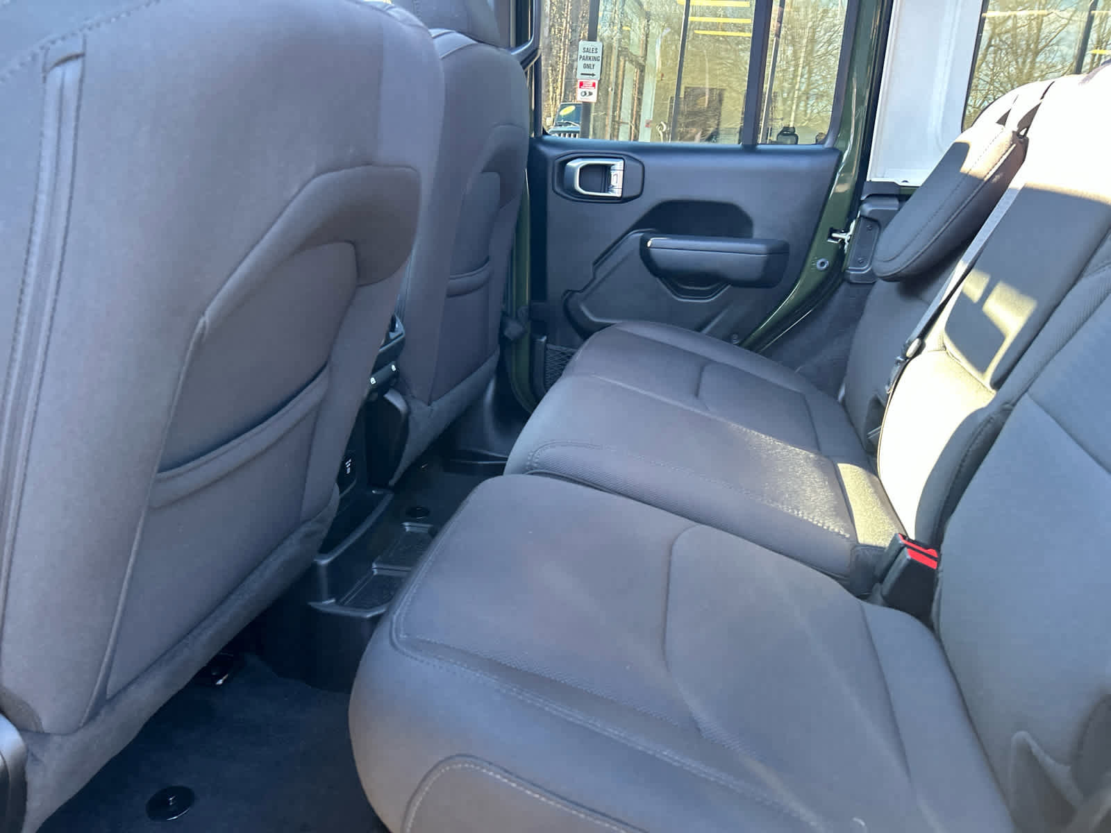 Used 2023 Jeep Wrangler Unlimited w/ Sun & Screen Package image 33