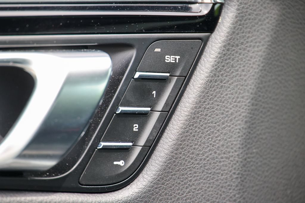 Certified 2026 Porsche Macan AWD/4WD image 7