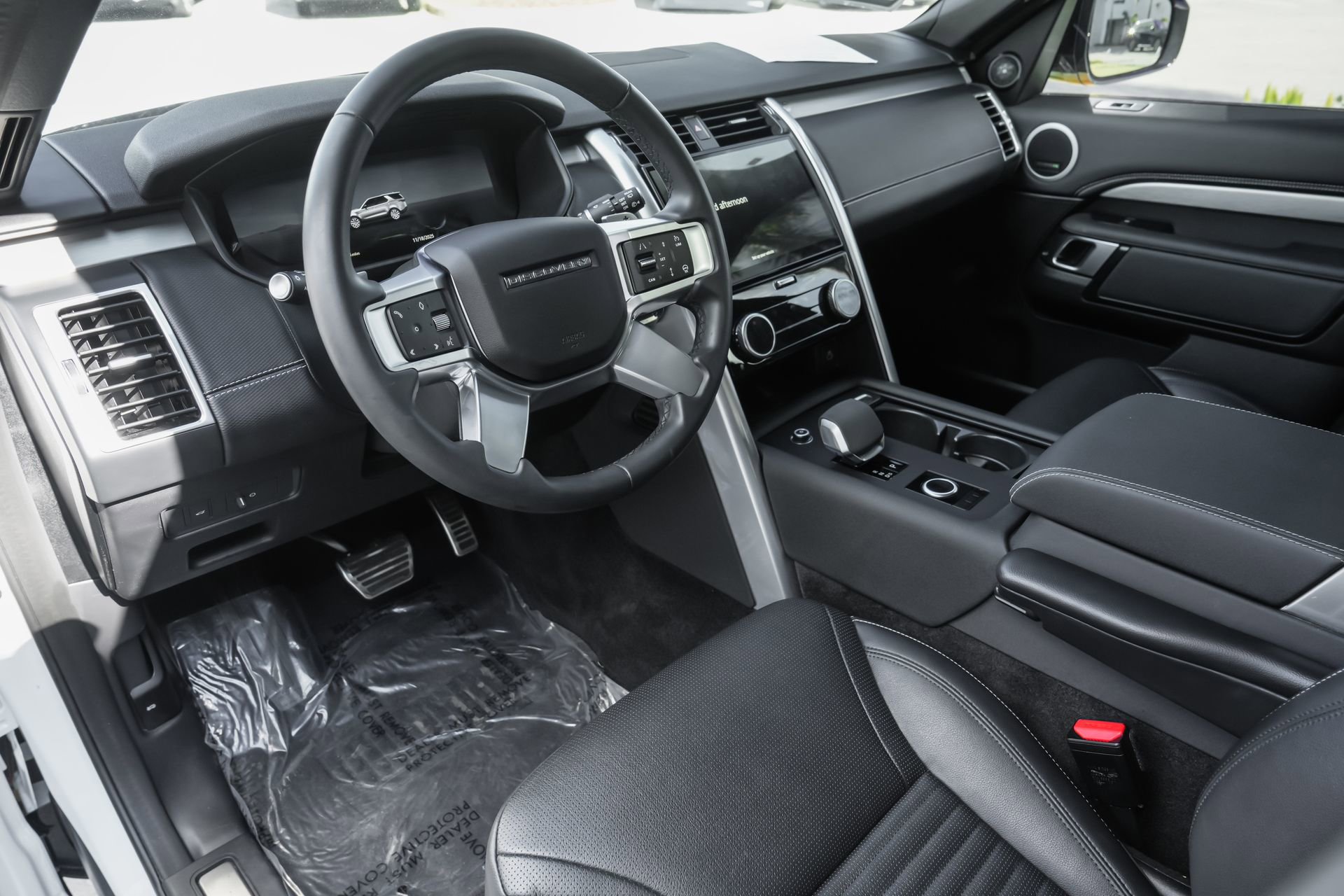 Used 2024 Land Rover Discovery Dynamic SE image 5